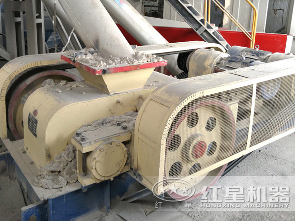輥式破碎機(jī)工作現(xiàn)場(chǎng)