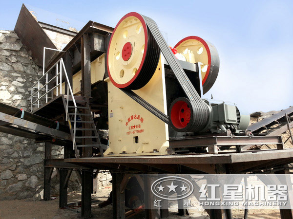 青石顎式破碎機(jī)現(xiàn)場(chǎng)圖