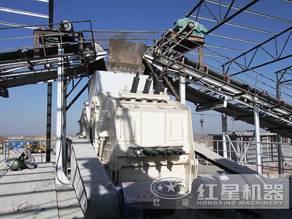 小型反擊石子破碎機(jī)生產(chǎn)現(xiàn)場