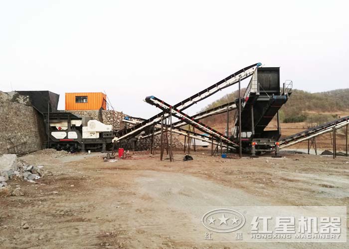 移動砸石機作業(yè)現(xiàn)場