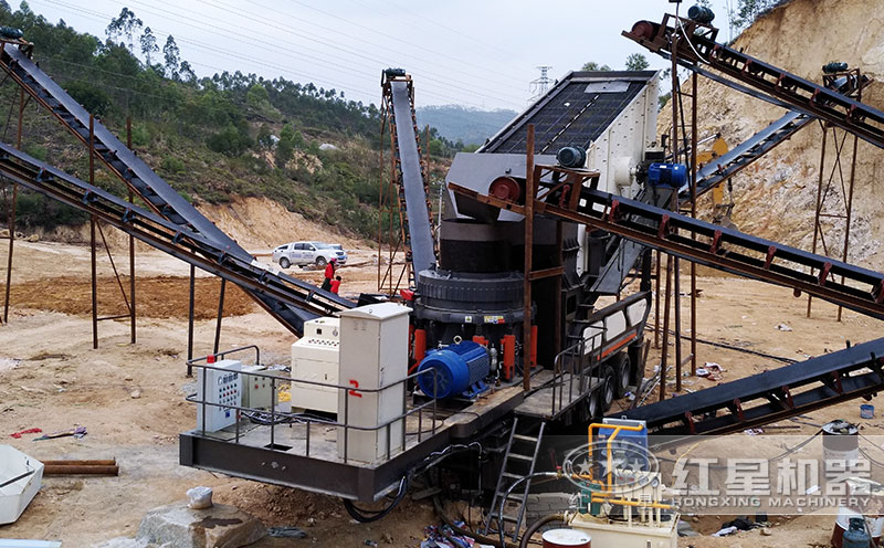 移動圓錐破碎機工作現(xiàn)場