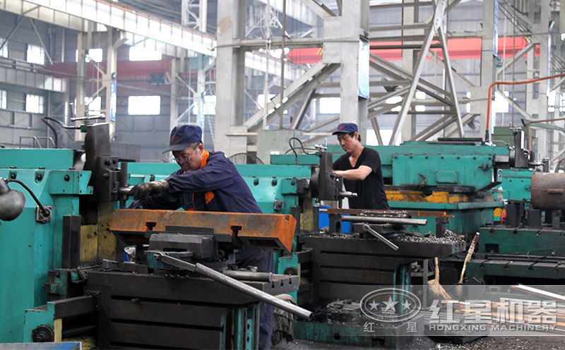 車間師傅在認(rèn)真工作