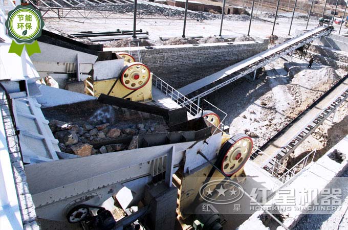 碎石機(jī)械工作現(xiàn)場(chǎng)