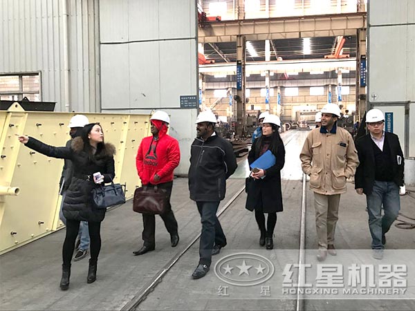客戶前往大型環(huán)保碎石破碎機(jī)車間參觀