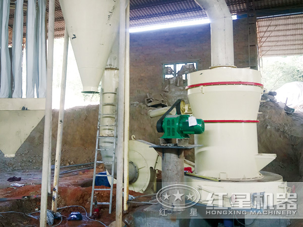 磨粉機(jī)作業(yè)現(xiàn)場(chǎng)