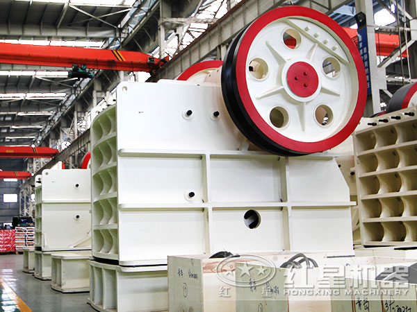 大型環(huán)保碎石破碎機(jī)車間實(shí)拍