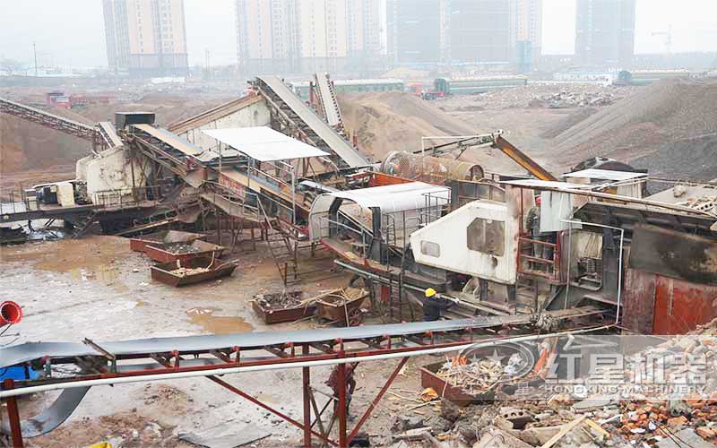 環(huán)保達標的移動石子加工機現(xiàn)場