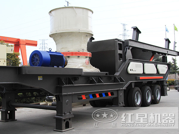移動(dòng)破碎機(jī)，搭載圓錐破碎機(jī)