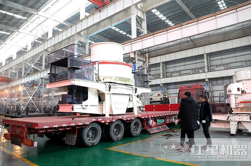 制砂機(jī)裝車發(fā)貨啦，天氣的寒冷擋不住購(gòu)機(jī)的熱情