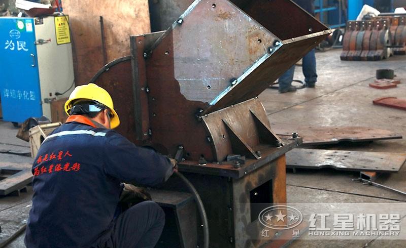 錘式破碎機生產(chǎn)制造進行中