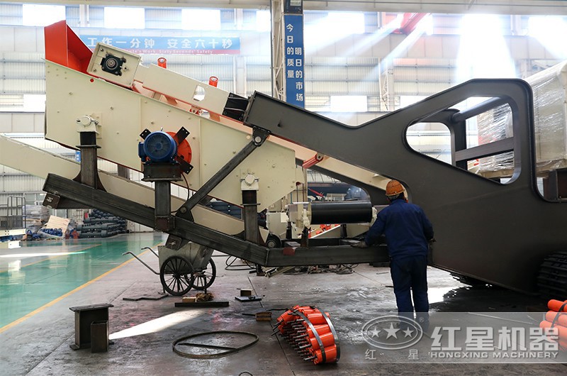 履帶移動(dòng)破碎機(jī)組裝進(jìn)行中