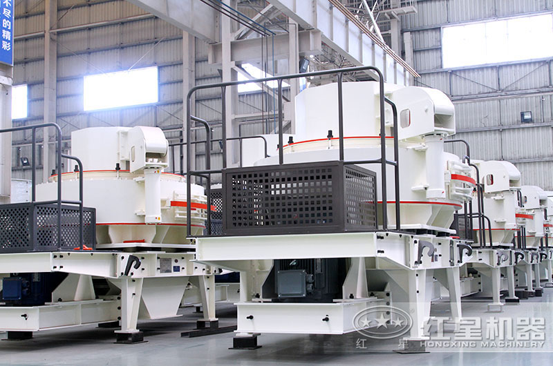 紅星制砂機車間成品制砂機整裝待發(fā)