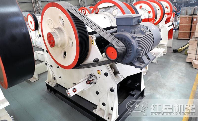 顎式破碎機(jī)車(chē)間實(shí)拍