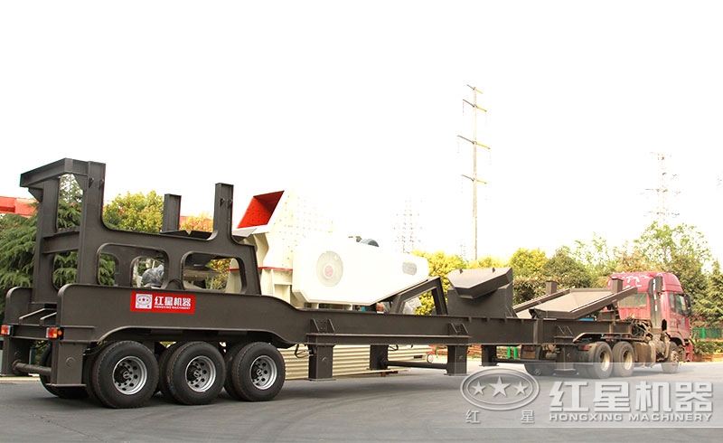 移動小型重錘式磕石機發(fā)貨現(xiàn)場