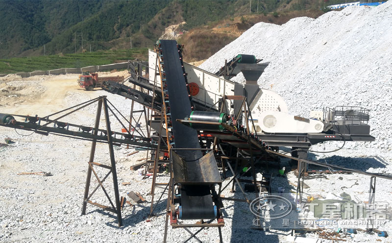 移動石子破碎機工作現(xiàn)場