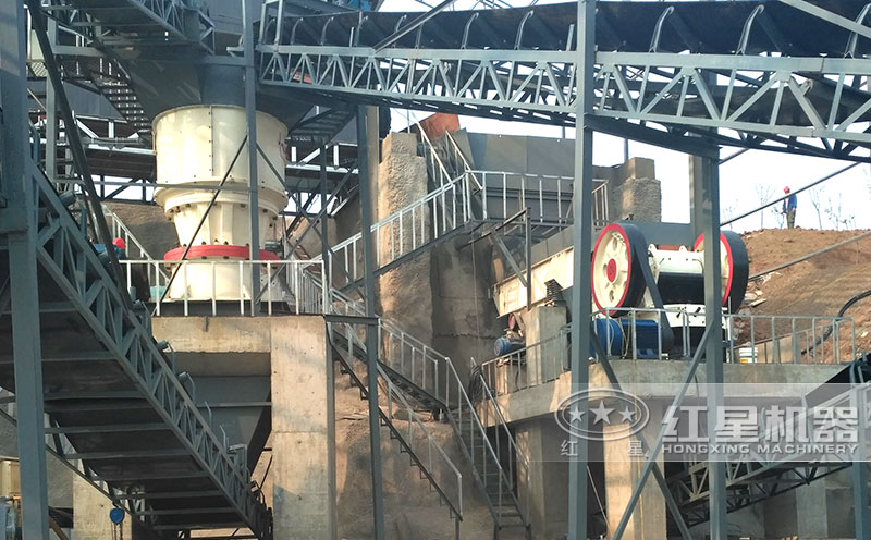 時產(chǎn)200噸花崗巖固定式作業(yè)現(xiàn)場