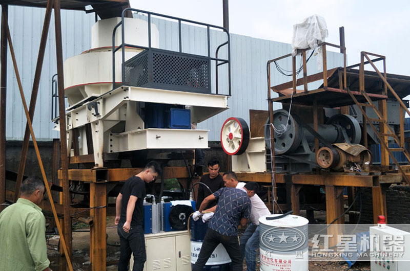 石英石制砂生產(chǎn)現(xiàn)場(chǎng)