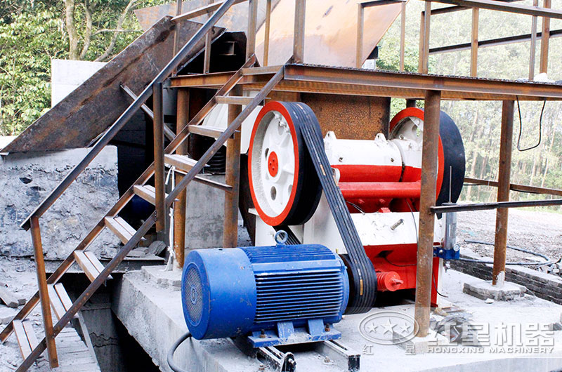 46顎式破碎機生產(chǎn)現(xiàn)場