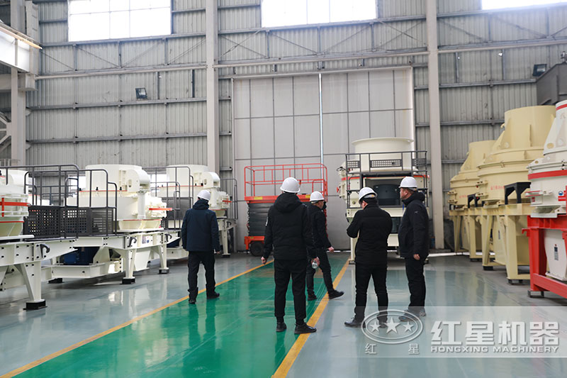 客戶前來(lái)紅星廠區(qū)參觀河沙制造設(shè)備