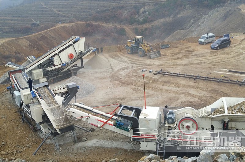 履帶移動破碎機加工花崗巖現(xiàn)場