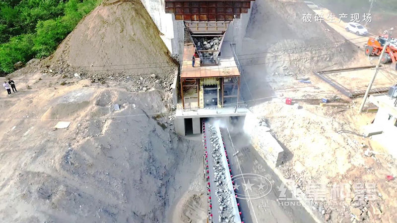 大型顎式破碎機加工現(xiàn)場