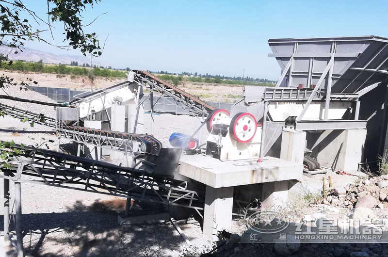 HD98德版顎式破碎機現(xiàn)場照