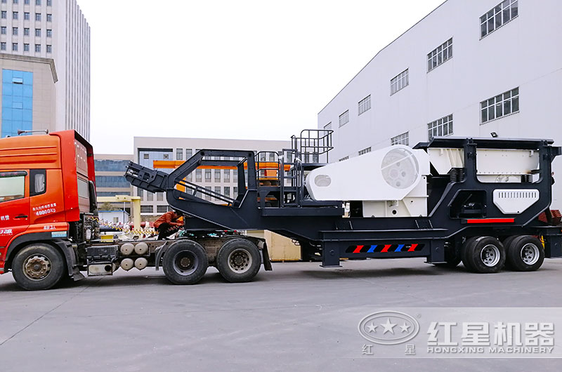輪胎移動顎式破碎機(jī)發(fā)貨現(xiàn)場