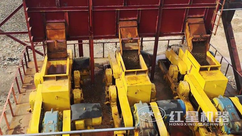 對(duì)輥式破碎機(jī)加工河石現(xiàn)場(chǎng)