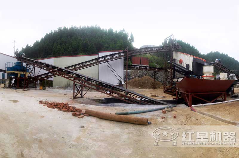 與移動破碎機組合打砂的小型干式制砂現(xiàn)場