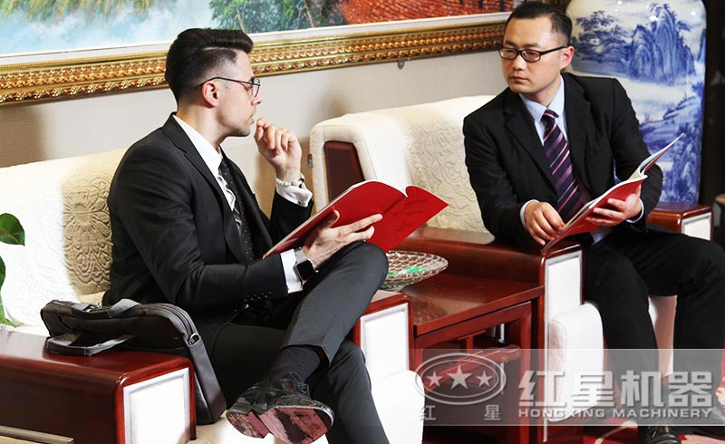 工作人員接待國(guó)外客戶(hù)