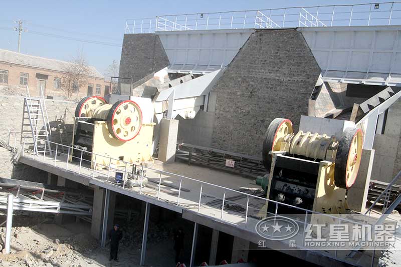 顎式破碎機(jī)現(xiàn)場圖