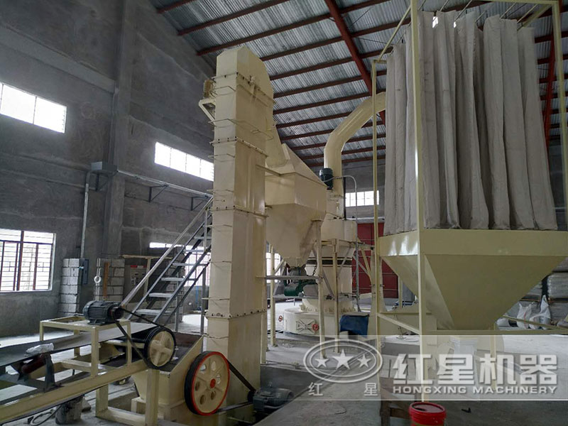 該現(xiàn)場采用小型顎式破碎機作中細碎作業(yè)