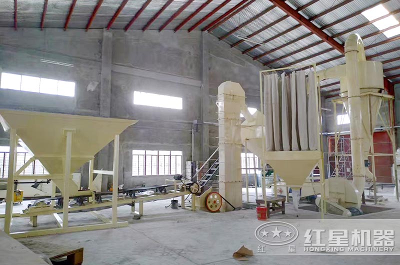 該石灰石磨粉生產線現(xiàn)場全景