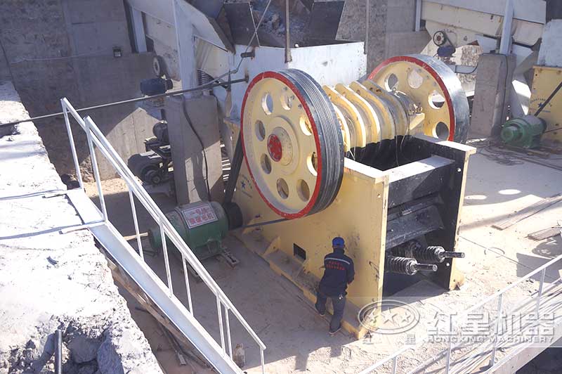 檢修顎式破碎機(jī)