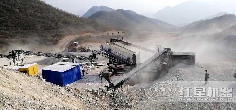 時(shí)產(chǎn)300噸玄武巖移動(dòng)破碎制沙現(xiàn)場(chǎng)