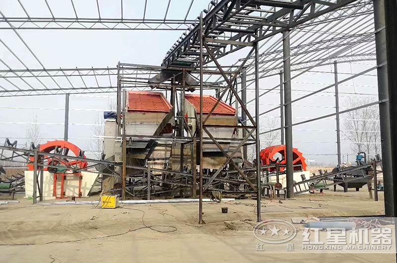 海南時(shí)產(chǎn)200噸巖石制沙現(xiàn)場