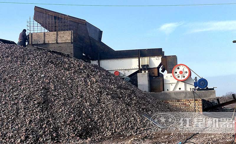 顎式破碎機破碎廢渣現(xiàn)場
