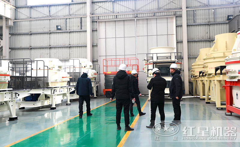 客戶(hù)參觀制砂機(jī)車(chē)間