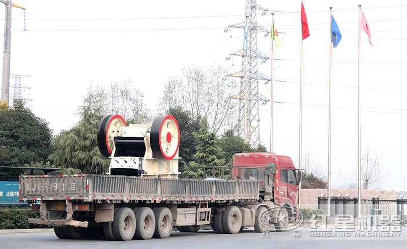 發(fā)貨路上的顎破碎石機