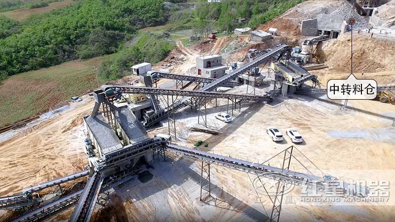 大型制砂現(xiàn)場通常會設(shè)置物料中轉(zhuǎn)料倉