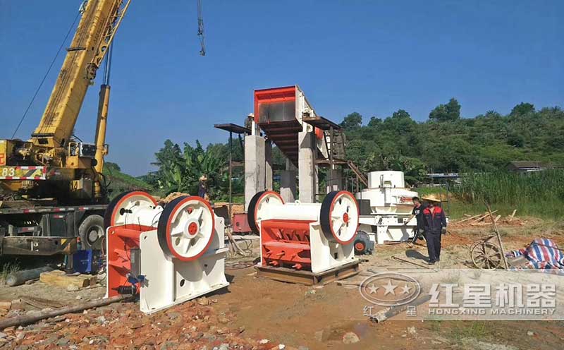 用細顎破作中碎機的制砂生產(chǎn)線安裝現(xiàn)場