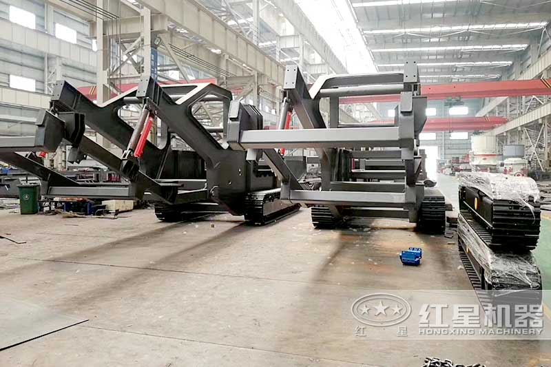 履帶移動碎石機械生產(chǎn)車間