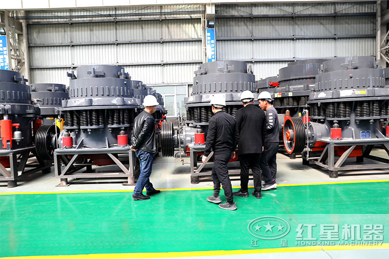 客戶(hù)參觀復(fù)合型圓錐破碎機(jī)