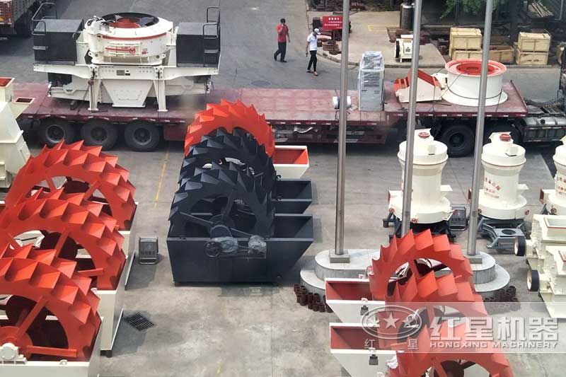洗砂機廠家廠區(qū)內(nèi)擺放了多臺洗沙機