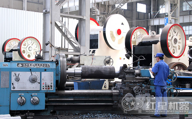 復擺式破碎機和簡擺式破碎機廠家生產(chǎn)車間