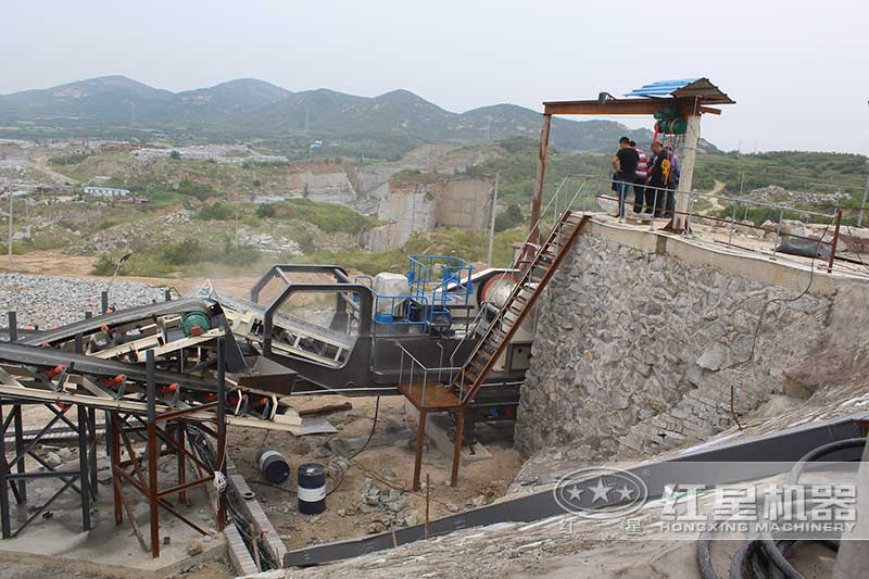 移動(dòng)顎式破碎機(jī)用于石料破碎現(xiàn)場