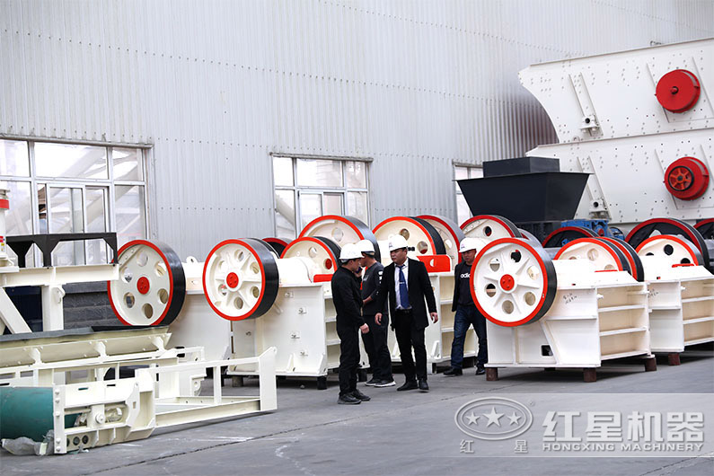 客戶(hù)參觀小型顎式破碎機(jī)