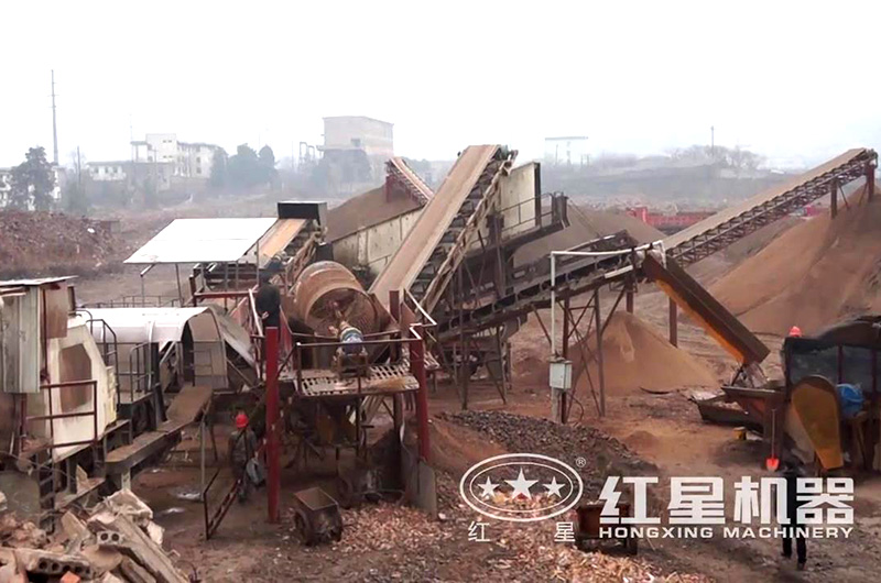 市區(qū)拆遷的建筑垃圾再生碎石制沙現(xiàn)場(chǎng)