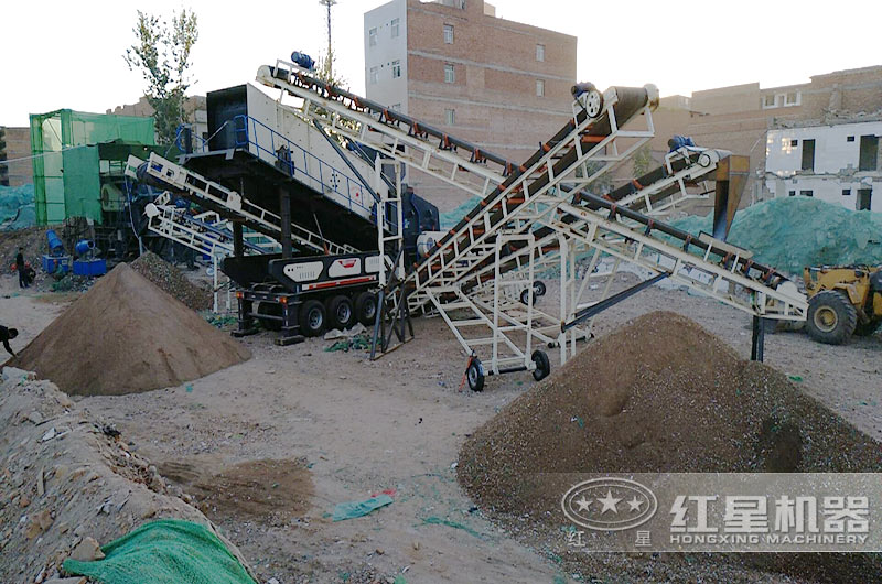 西安用戶小型移動(dòng)破碎機(jī)工作現(xiàn)場(chǎng)