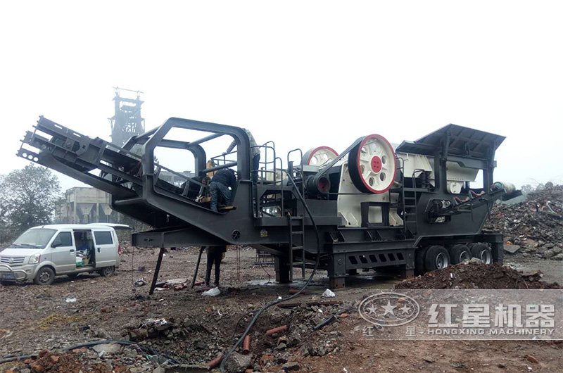流動(dòng)破石子機(jī)在建筑垃圾處理現(xiàn)場